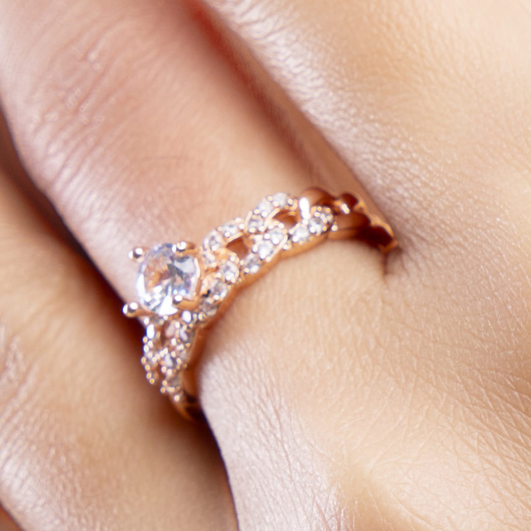 Elegant Chain-Link Crystal Ring