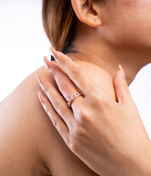 Elegant Chain-Link Crystal Ring