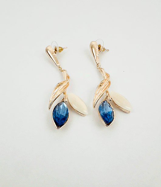 Elegant Leaf-Inspired Drop Earrings